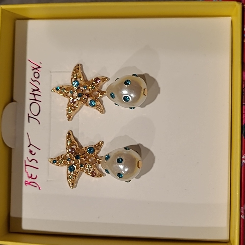 NWT Betsey Johnson starfish and pearl earrings